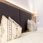 Anna Konukevi 3*